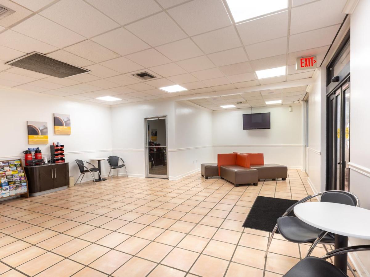 Travelodge By Wyndham Baton Rouge East Buitenkant foto