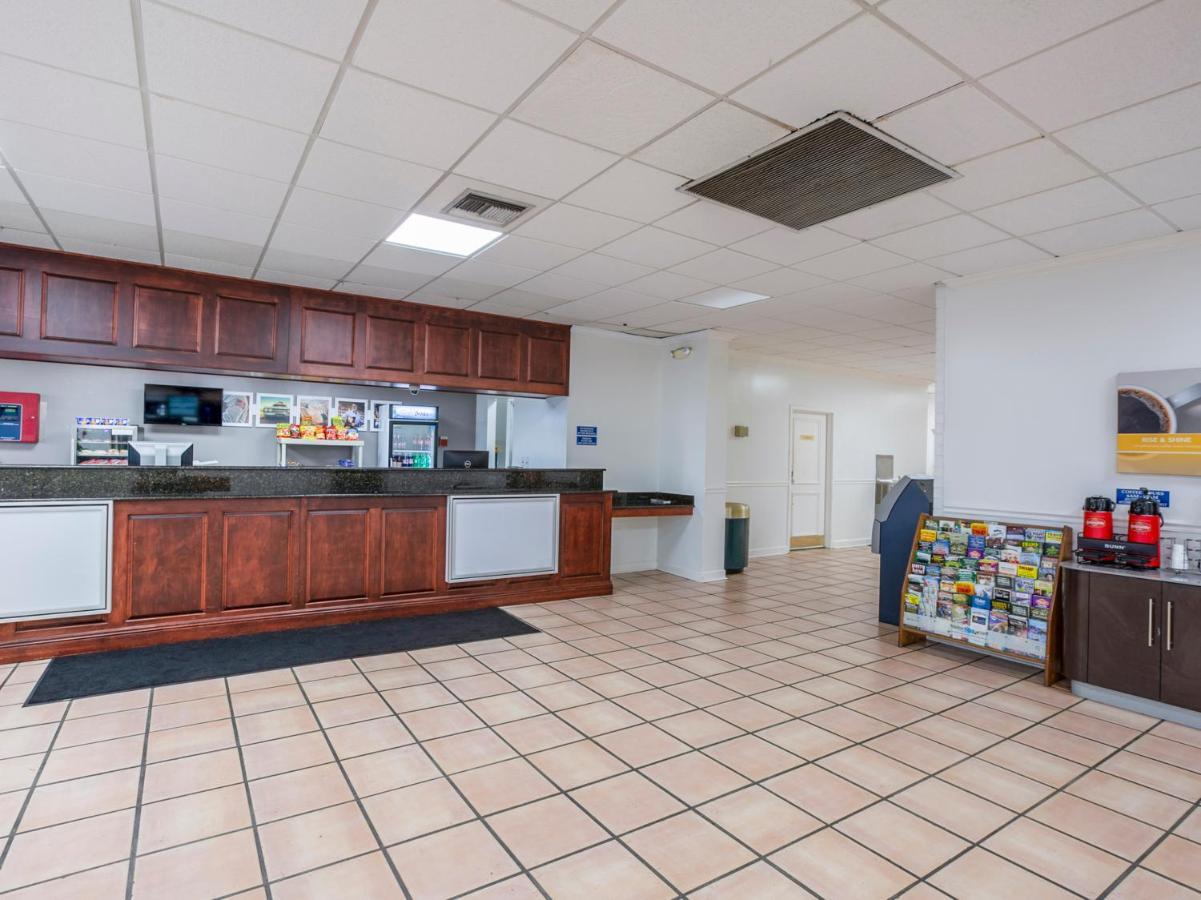 Travelodge By Wyndham Baton Rouge East Buitenkant foto